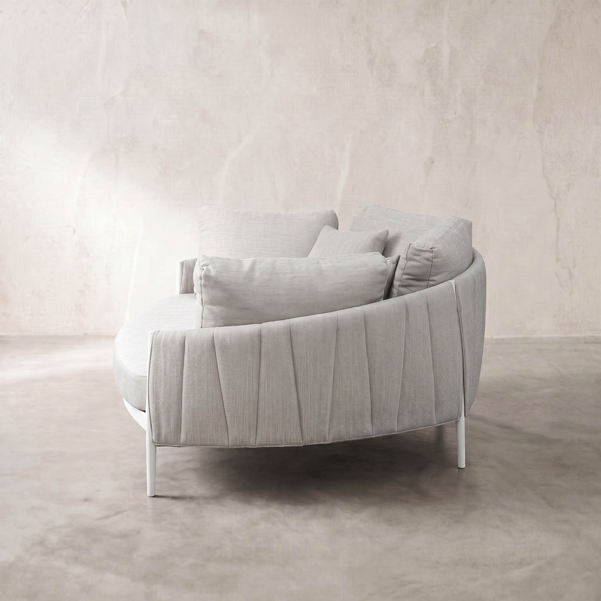 Daybed Attica aluminio blanco y textil gris claro. | Kubu #