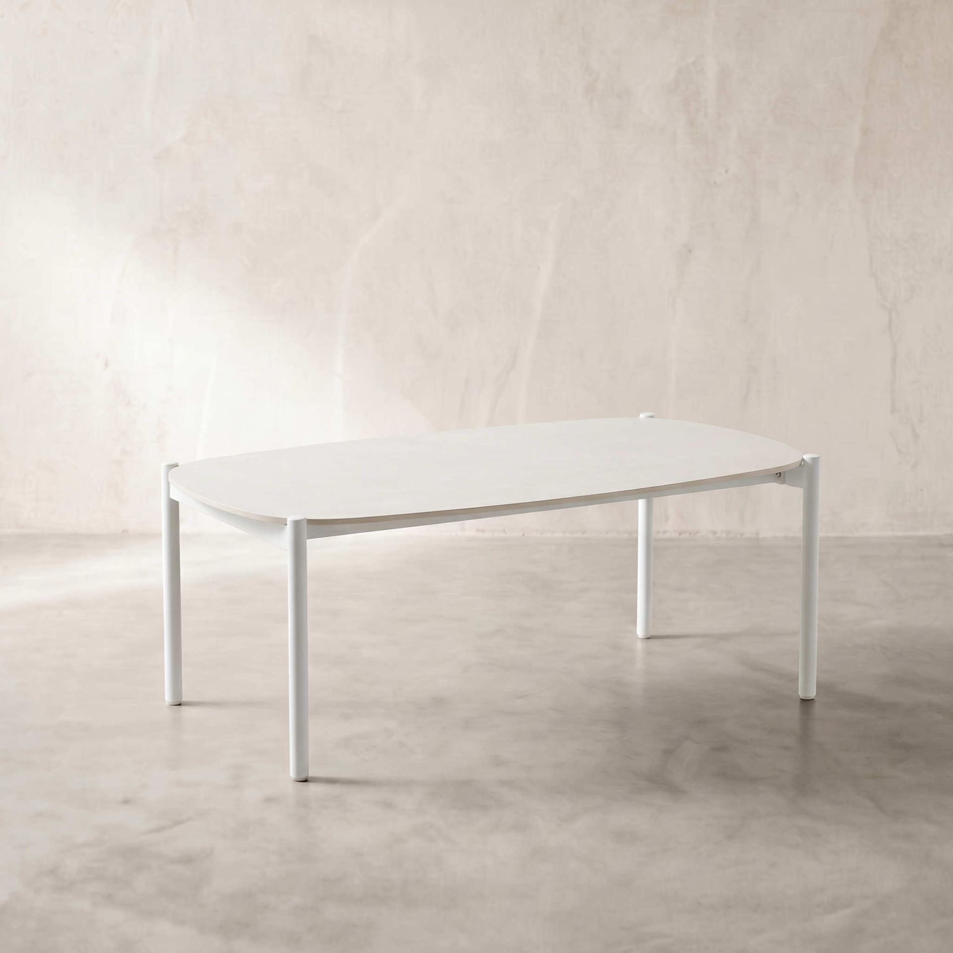 Mesa de centro Corfu aluminio blanco y porcelánico gris | Kubu #