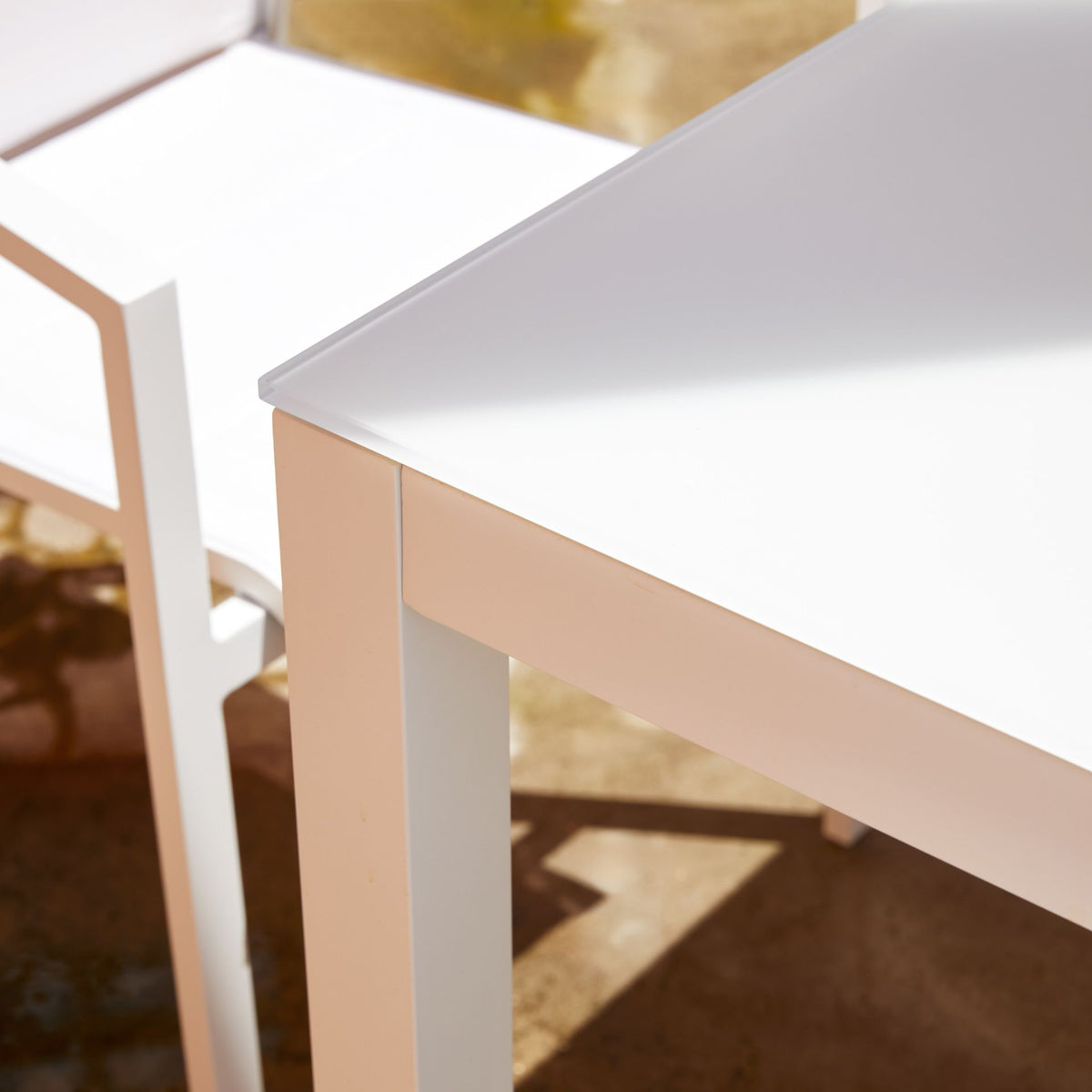 Mesa de comedor Adin 90 x 90 cm aluminio y cristal blanco | KUBU #
