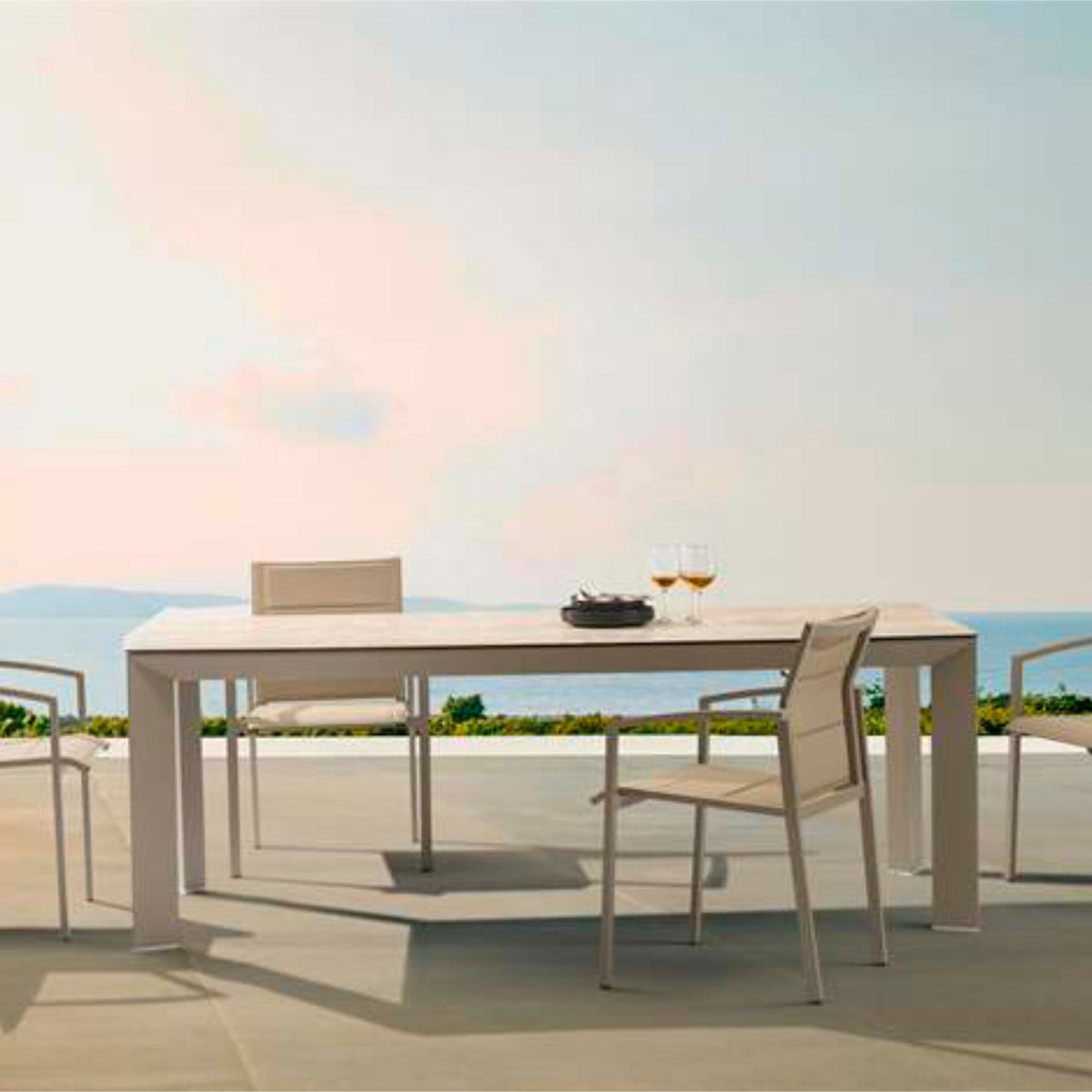 Mesa de comedor Orick 210*90 cm aluminio taupe y cristal cerámico beige. | KUBU #