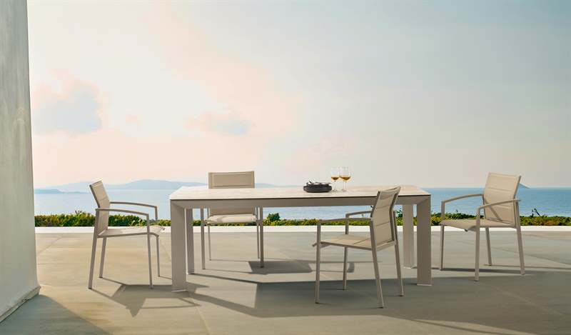 Mesa de comedor Orick 210*90 cm aluminio taupe y cristal cerámico beige. | Kubu #