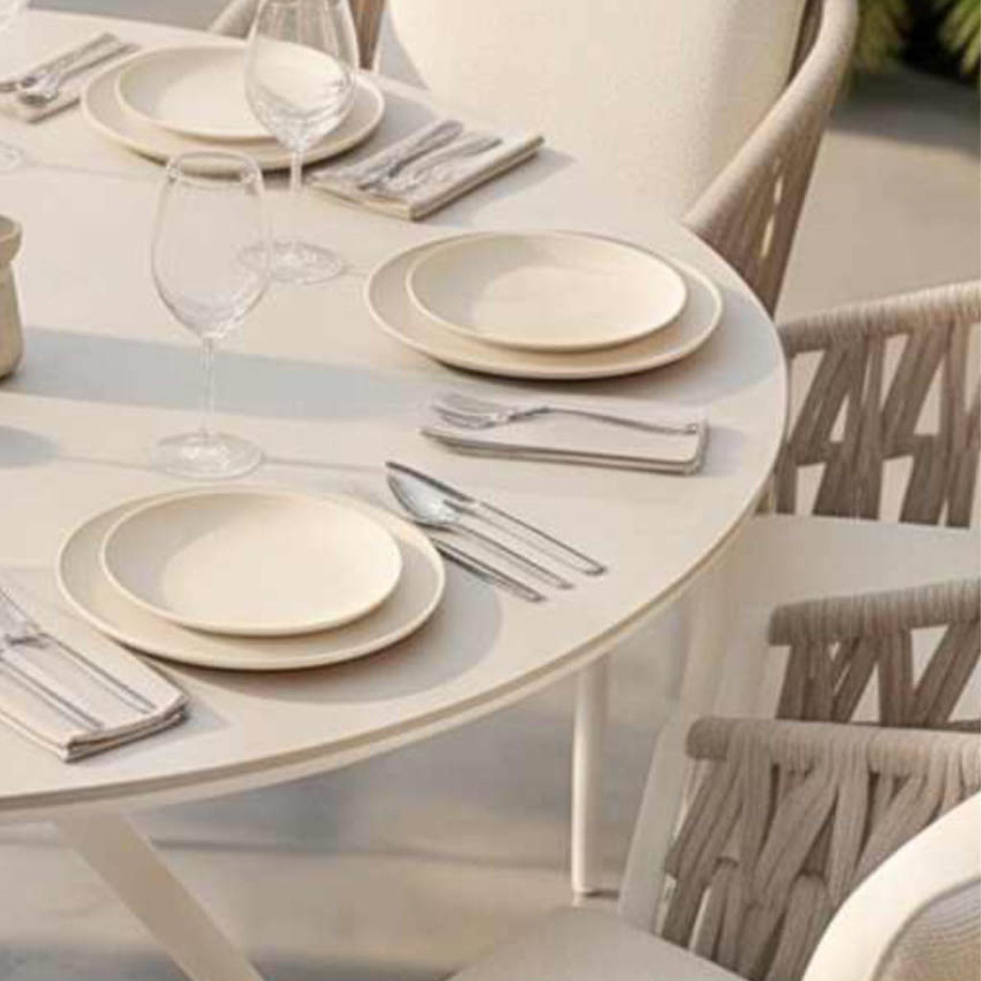 Mesa redonda Carson Ø 90 cm aluminio blanco top mesa porcelánico gris. | Kubu #