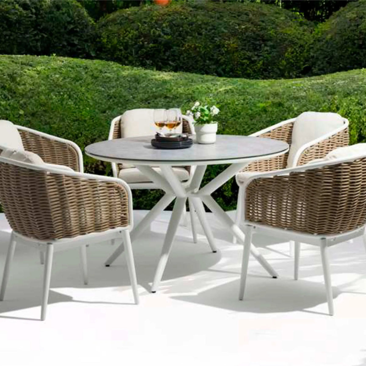Mesa redonda Orick Ø 120 cm aluminio blanco cristal cerámico gris claro. | KUBU #