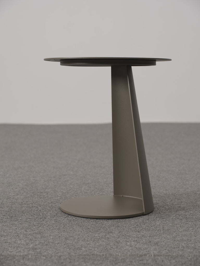 Mesita lateral redonda Corinto aluminio taupe | Kubu #