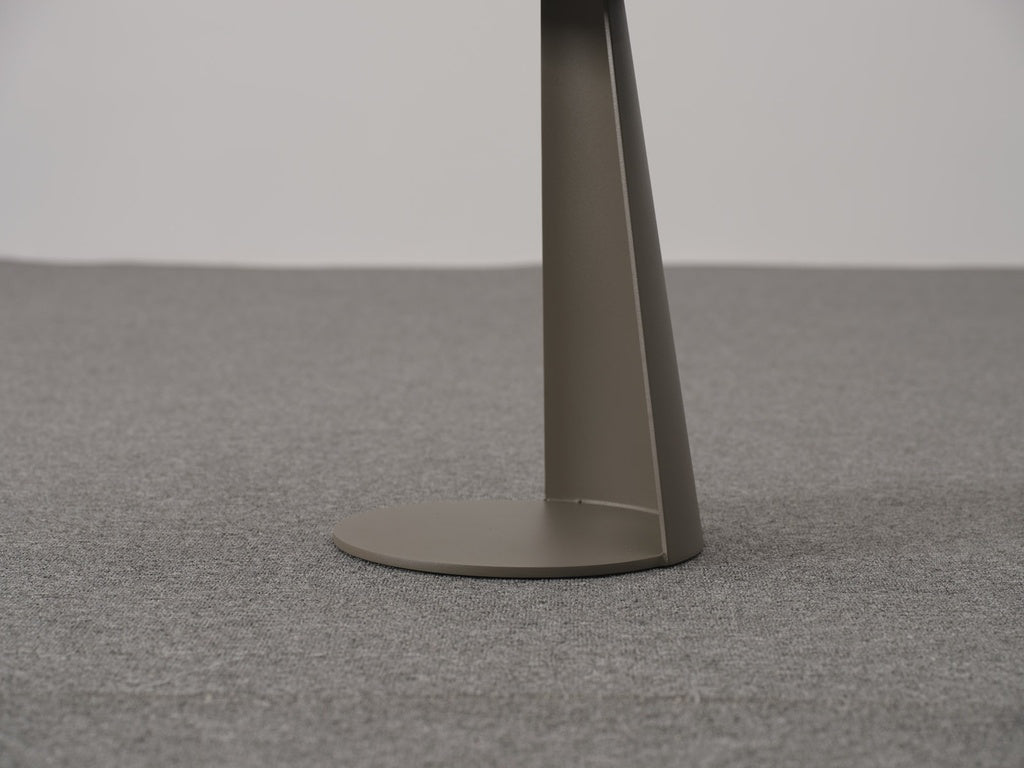 Mesita lateral redonda Corinto aluminio taupe | Kubu #
