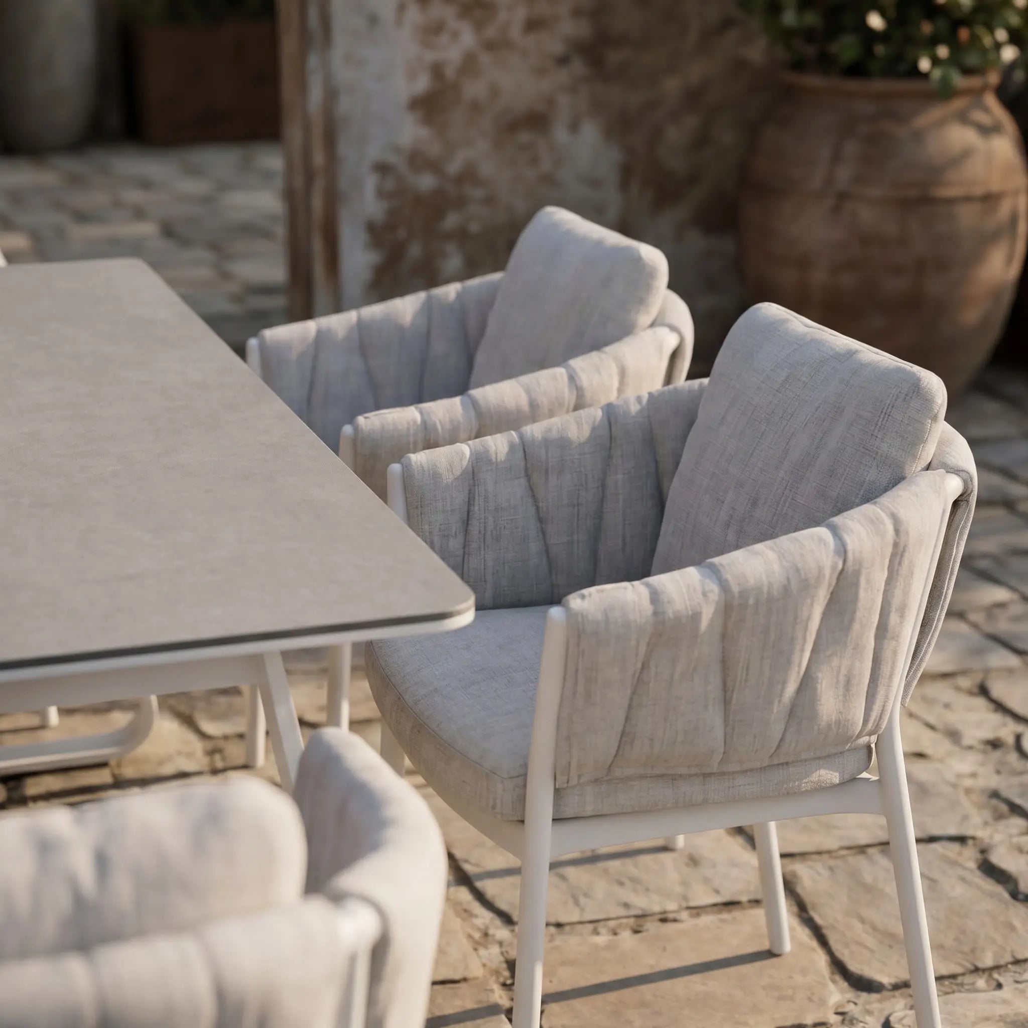 Sillón de comedor Attica aluminio blanco y textil gris claro | Kubu #