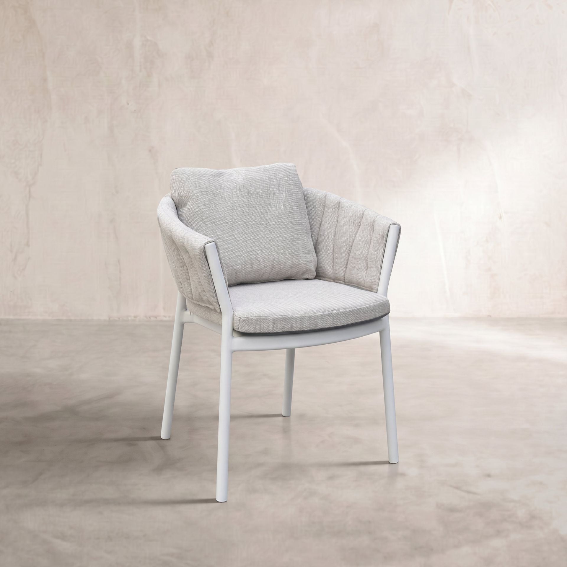 Sillón de comedor Attica aluminio blanco y textil gris claro | KUBU #