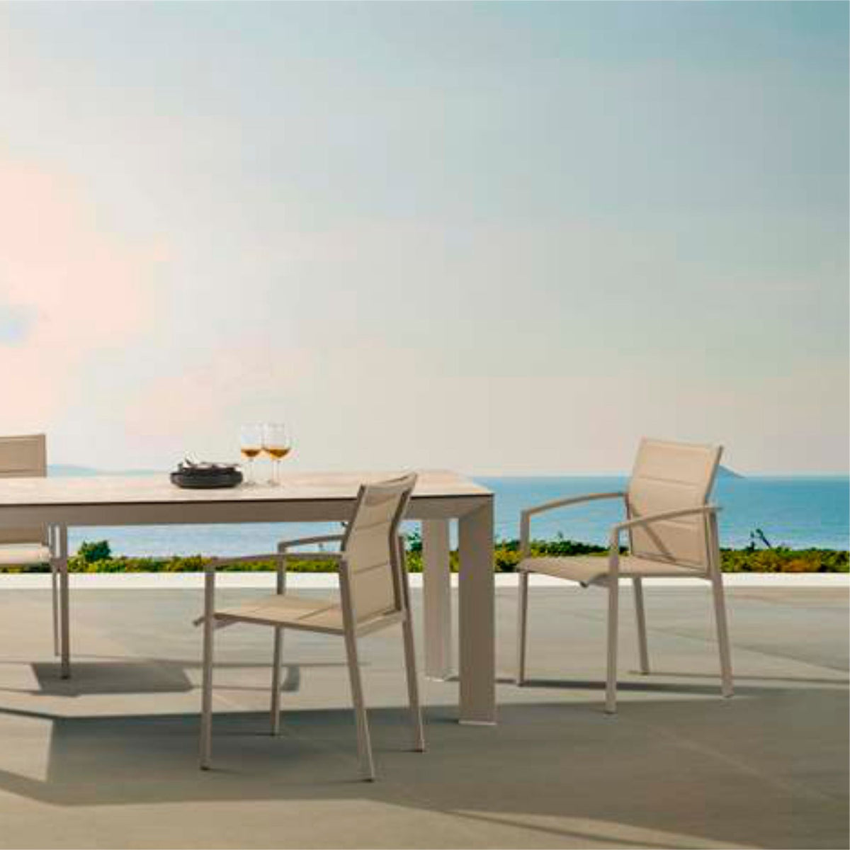 Sillón de comedor ORICK aluminio y textilene taupe. | KUBU #
