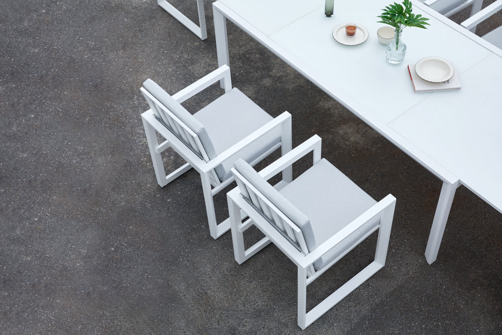 Sillón de comedor Onix aluminio blanco y cojinería gris claro | Kubu #