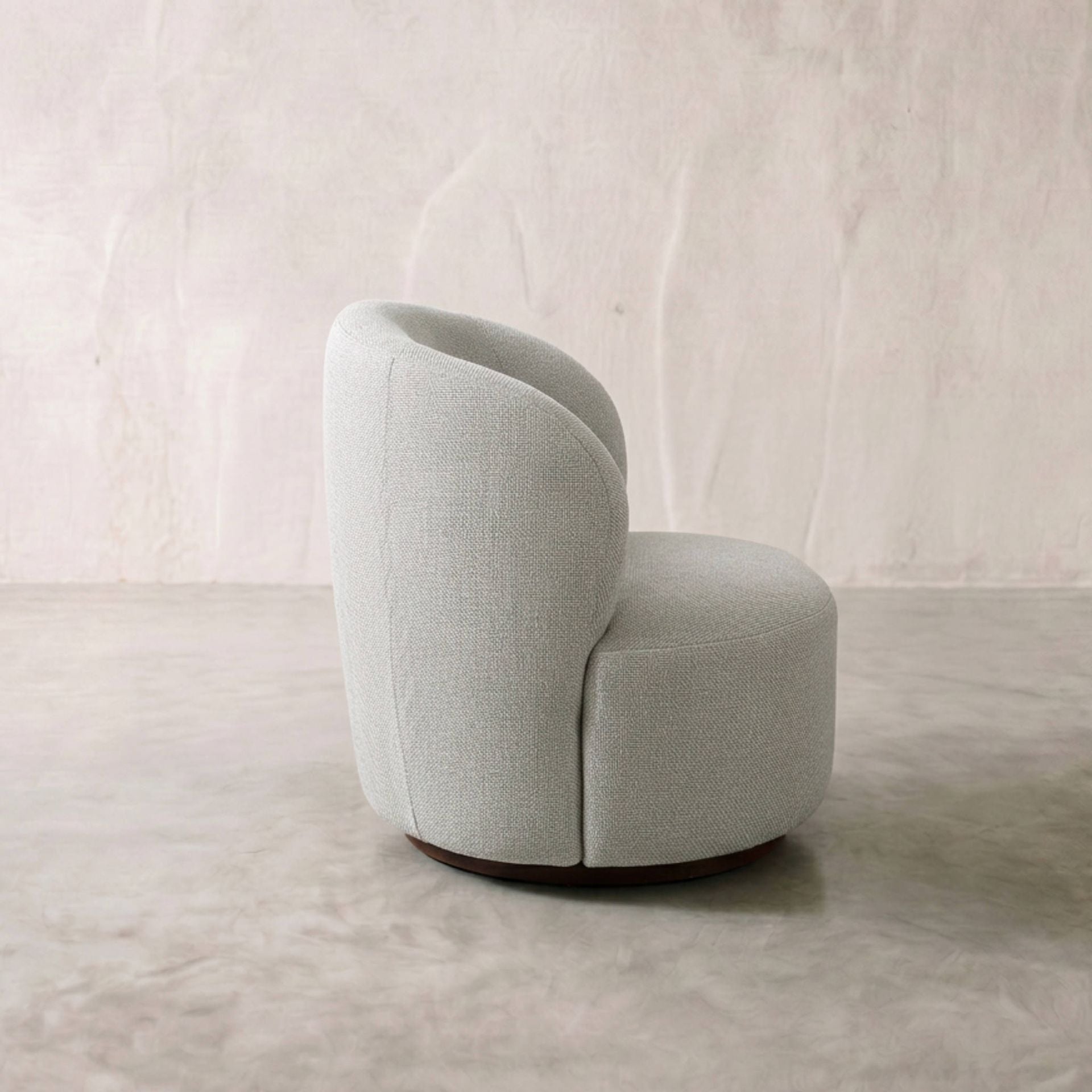 Sillón giratorio Wilson tapizado en tejido Aqua | Kubu #