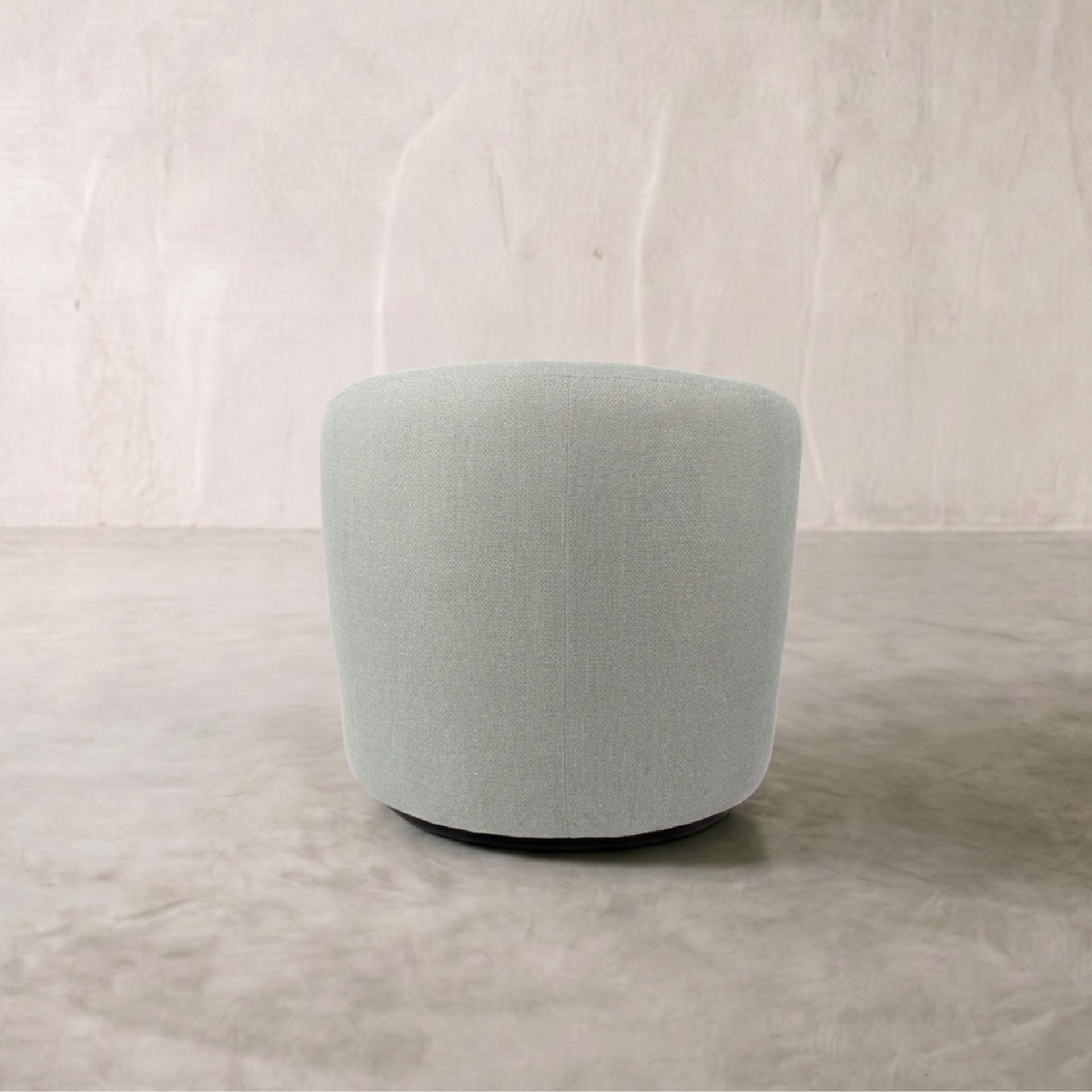 Sillón giratorio Wilson tapizado en tejido Aqua | Kubu #