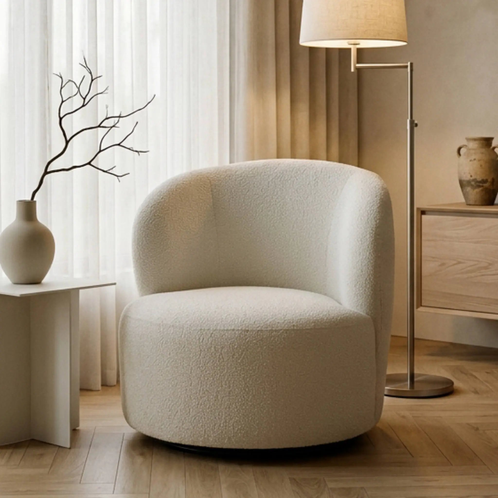 Sillón giratorio Wilson tapizado en tejido blanco | Kubu #
