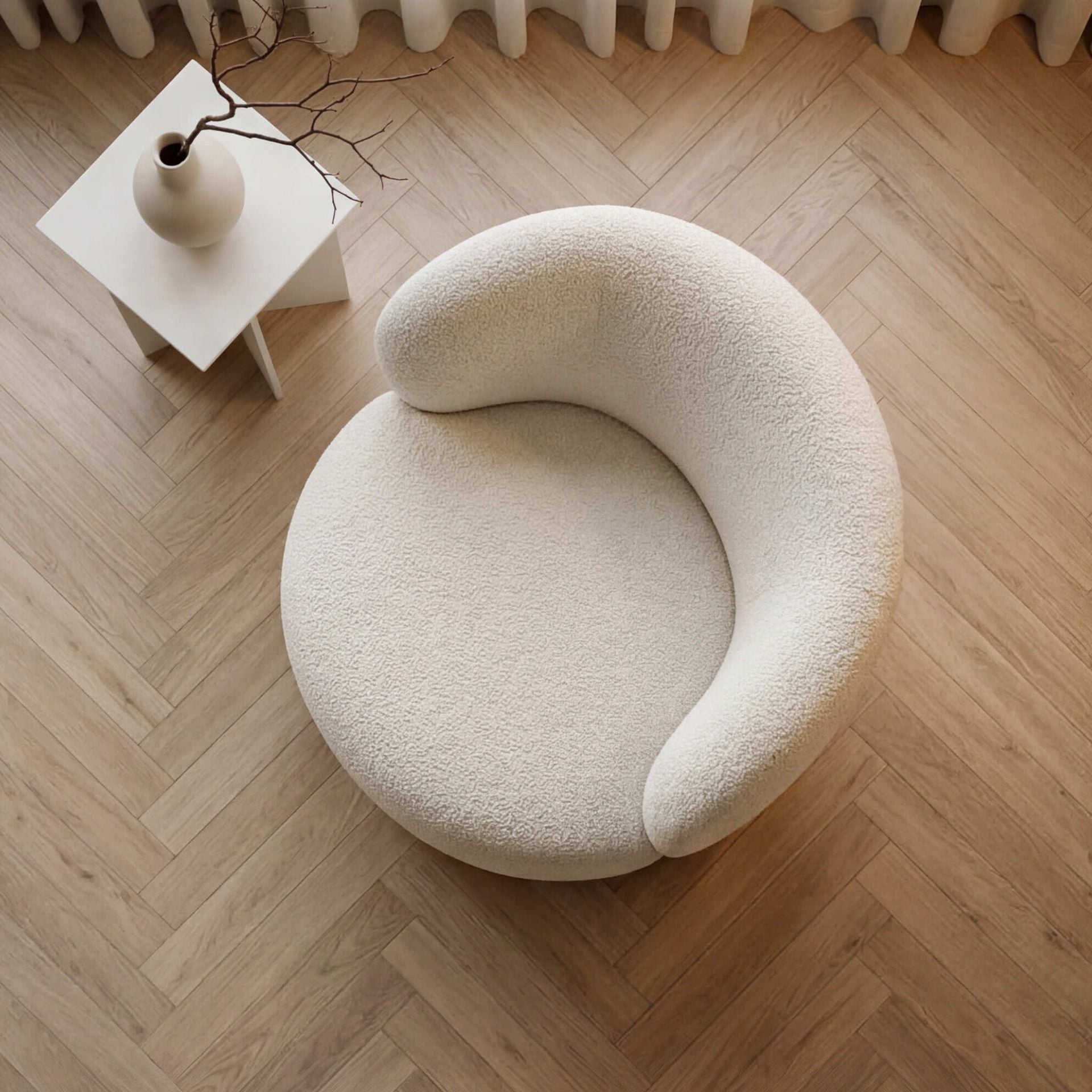 Sillón giratorio Wilson tapizado en tejido blanco | Kubu #