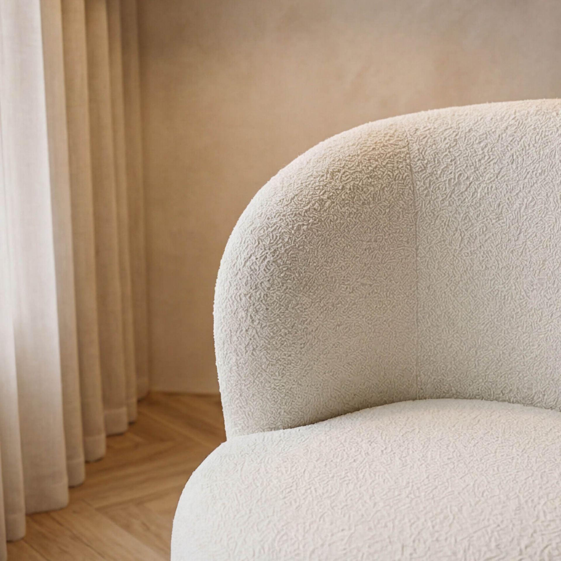 Sillón giratorio Wilson tapizado en tejido blanco | Kubu #