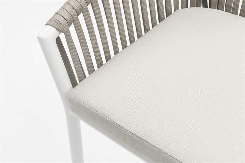 Sillón para barra de bar Ukiah aluminio blanco con cuerda y cojín greige | Kubu #