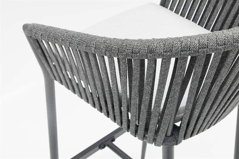 Sillón para barra de bar Ukiah aluminio y cuerda antracita con cojín gris medio. | Kubu #