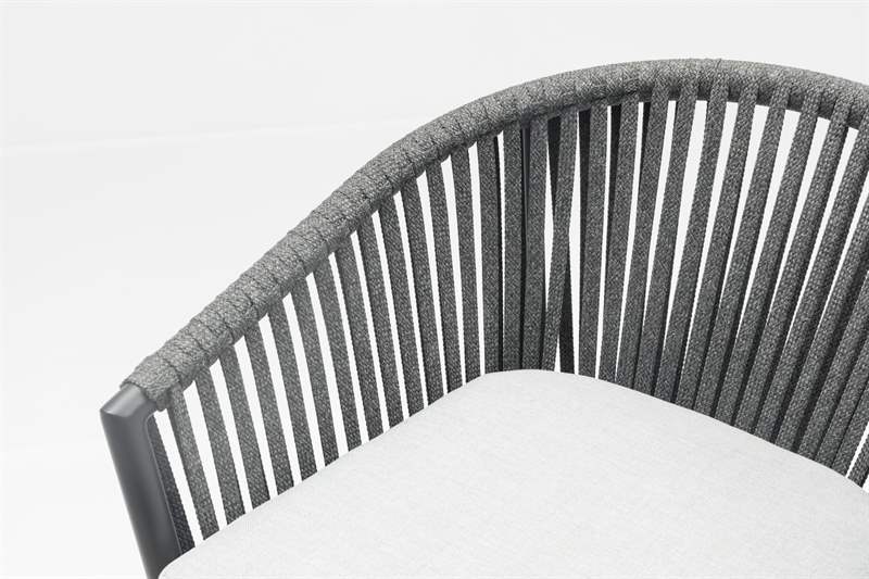 Sillón para barra de bar Ukiah aluminio y cuerda antracita con cojín gris medio. | Kubu #