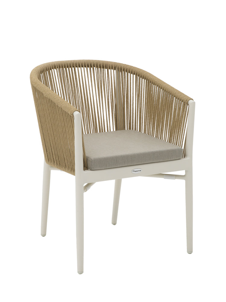 Silla con brazos Fairlee aluminio blanco bone y trenzado natural | Kubu #