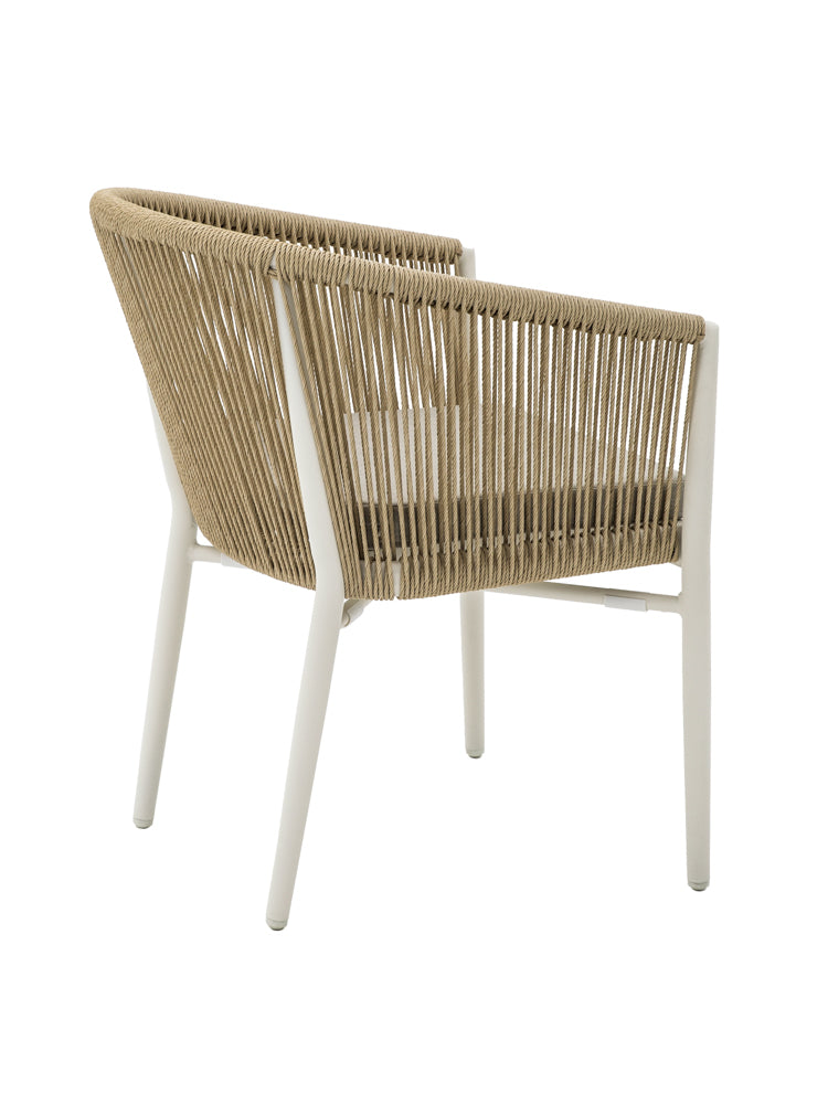 Silla con brazos Fairlee aluminio blanco bone y trenzado natural | Kubu #