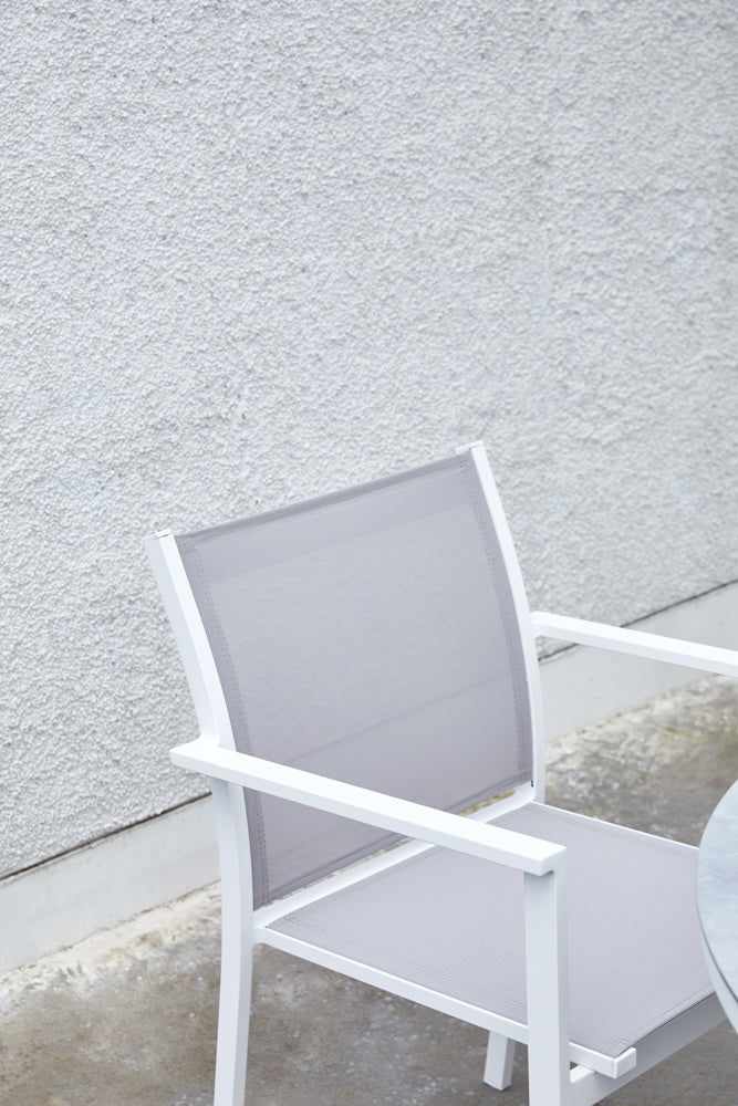 Silla de comedor Adin aluminio blanco y textilene gris claro