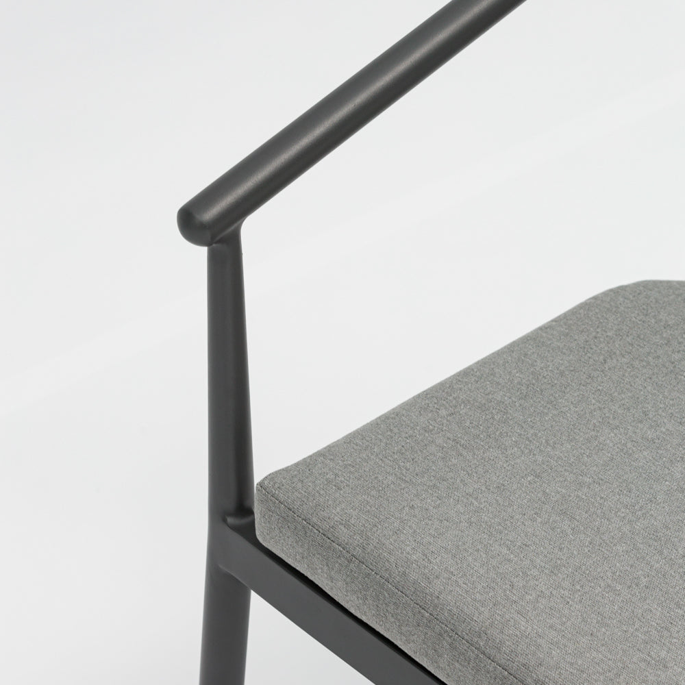 Silla de comedor Moana aluminio antracita cojín gris medio.