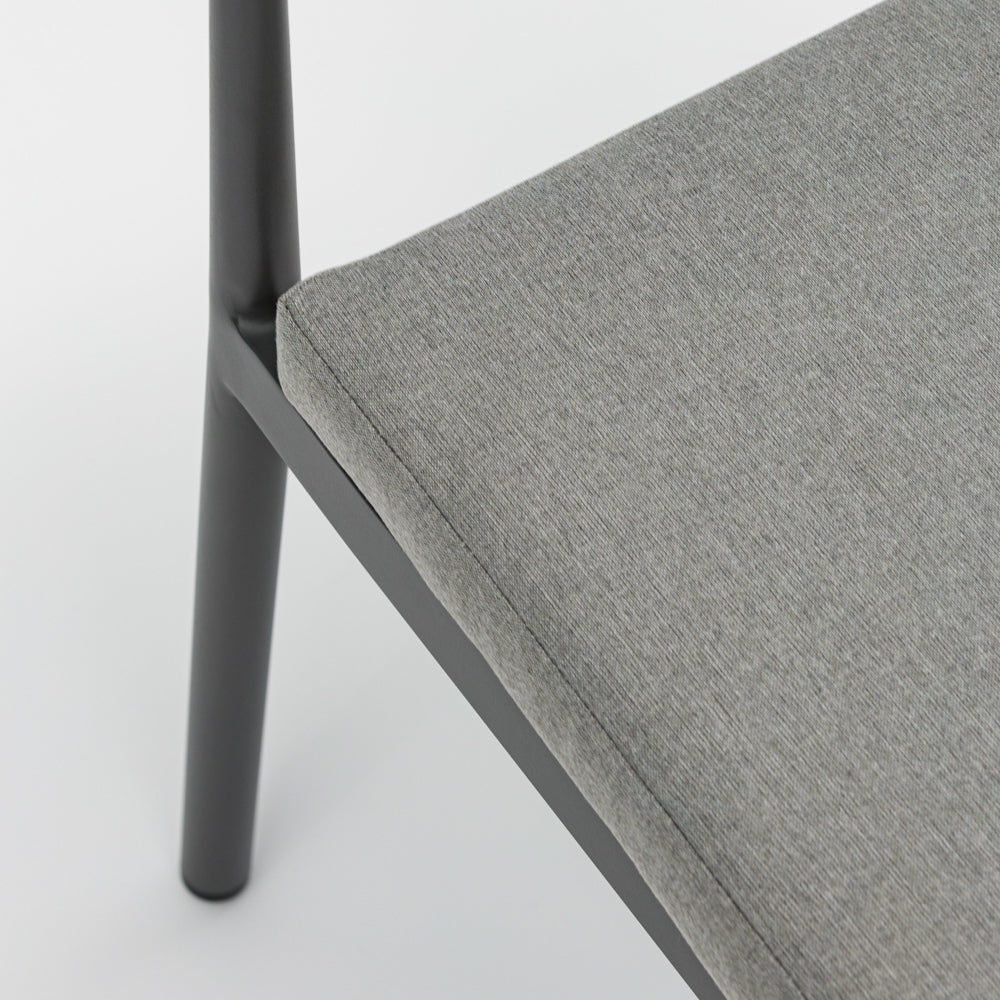 Silla de comedor Moana aluminio antracita cojín gris medio.
