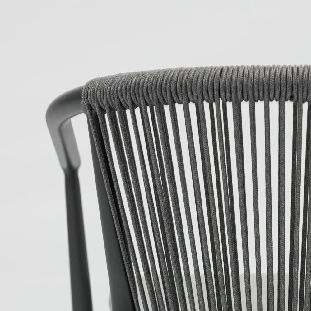 Silla de comedor Moana aluminio antracita cojín gris medio.