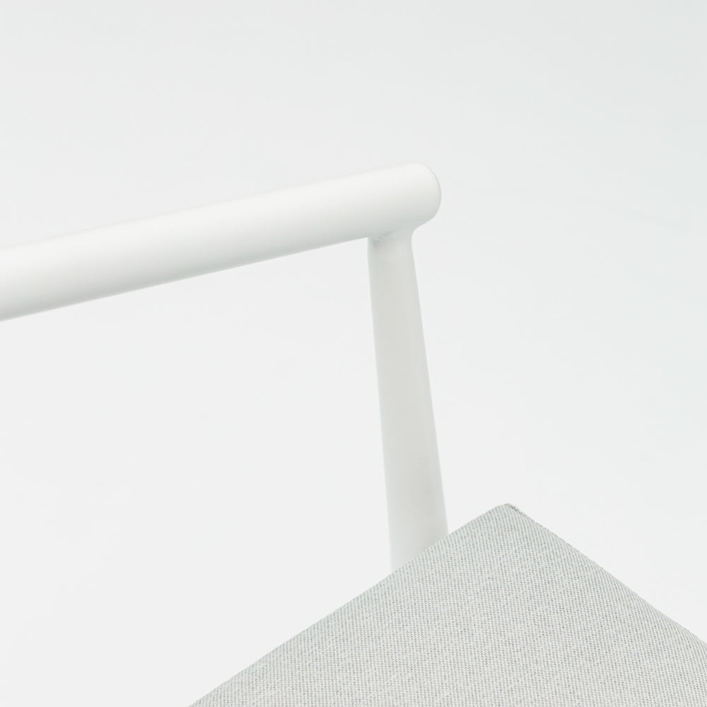 Silla de comedor Moana aluminio blanco con cojín gris claro