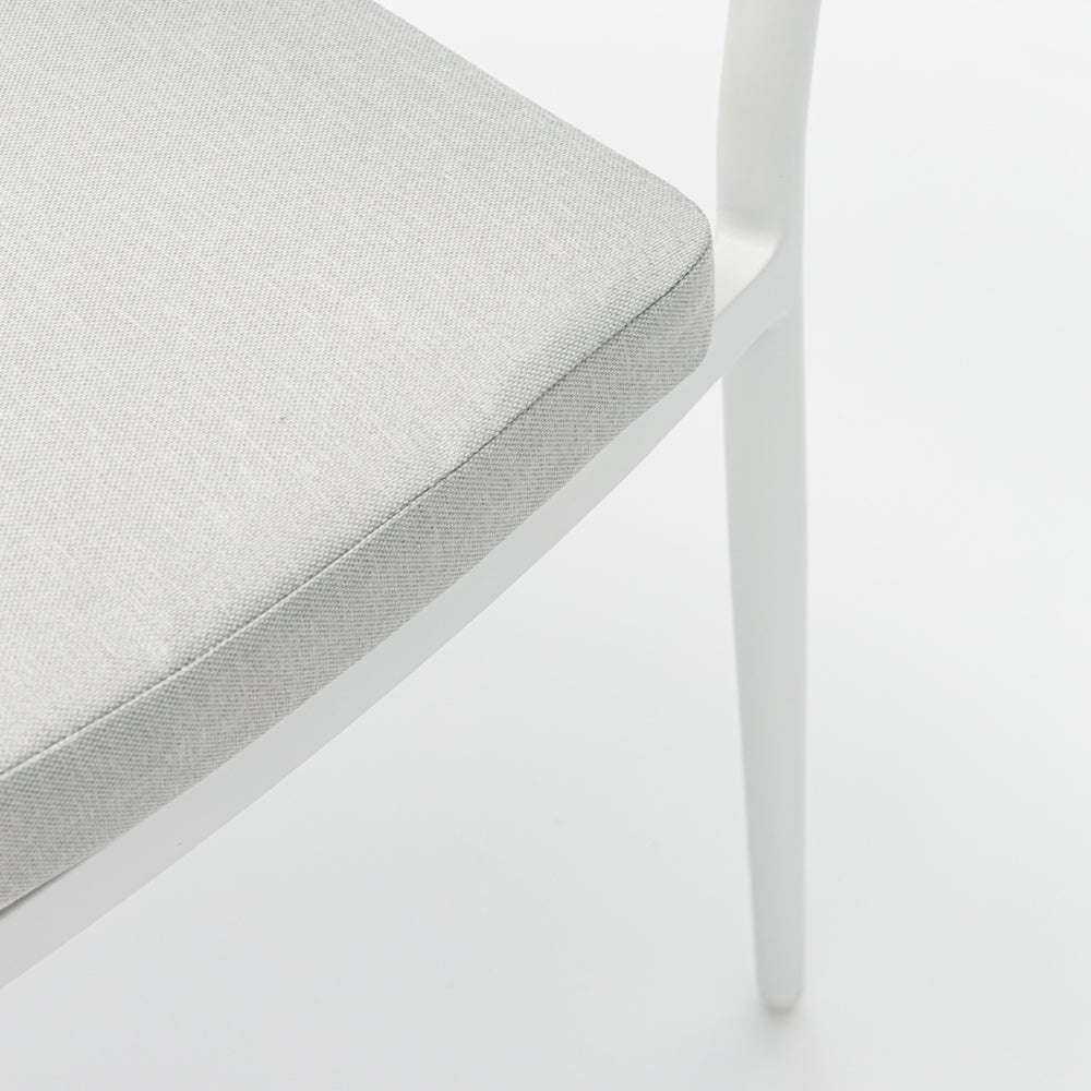 Silla de comedor Ross aluminio blanco con cojín gris claro | Kubu #