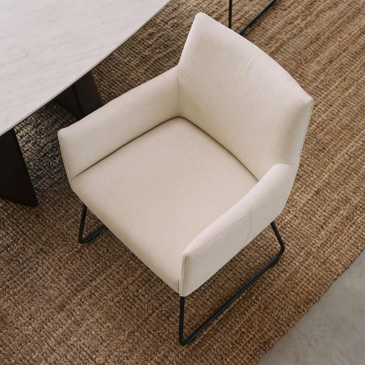 Silla de comedor con brazos Belmont Blanco Marfil | Elegancia y Confort | KUBU #