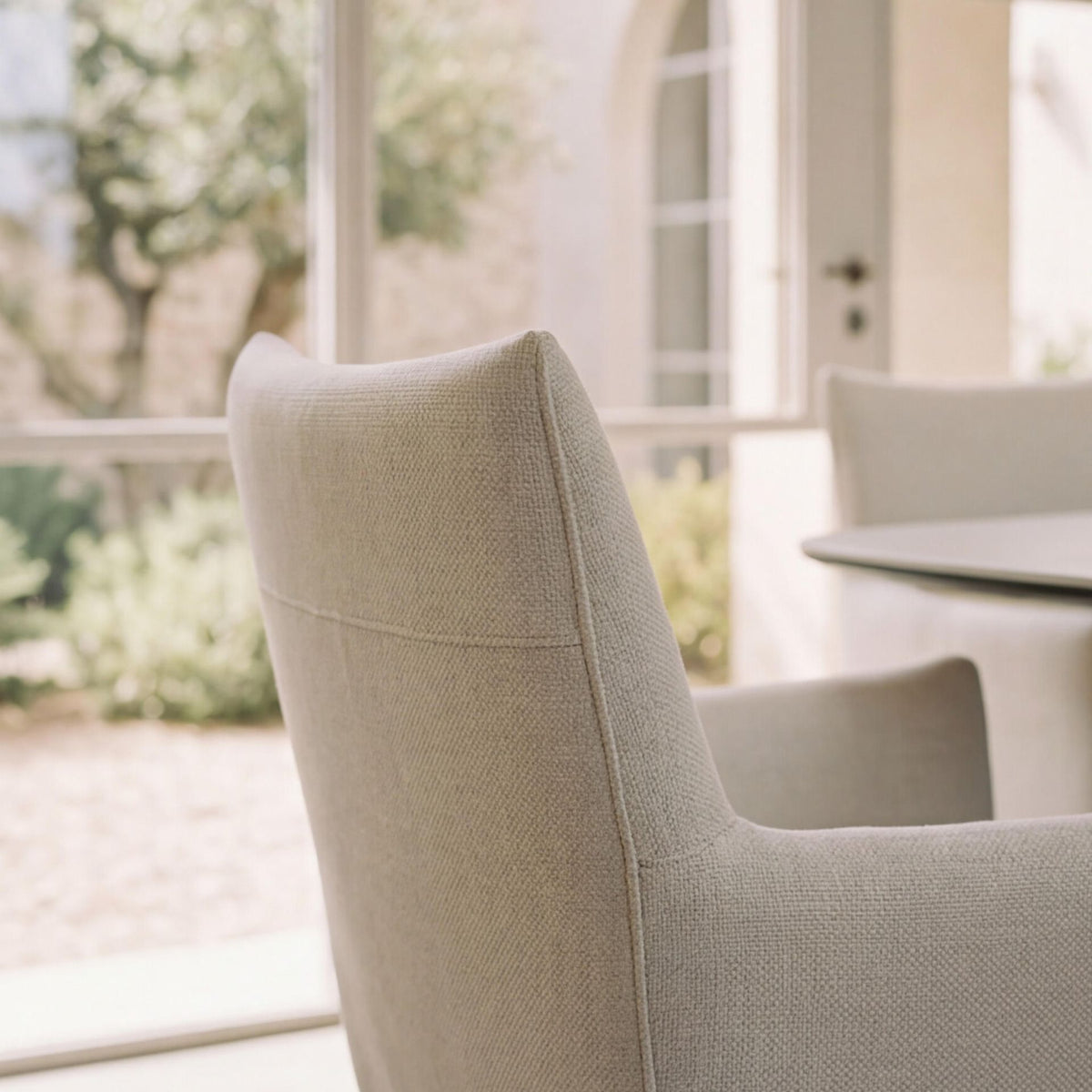 Silla de comedor con brazos Belmont Blanco Marfil | Elegancia y Confort | KUBU #