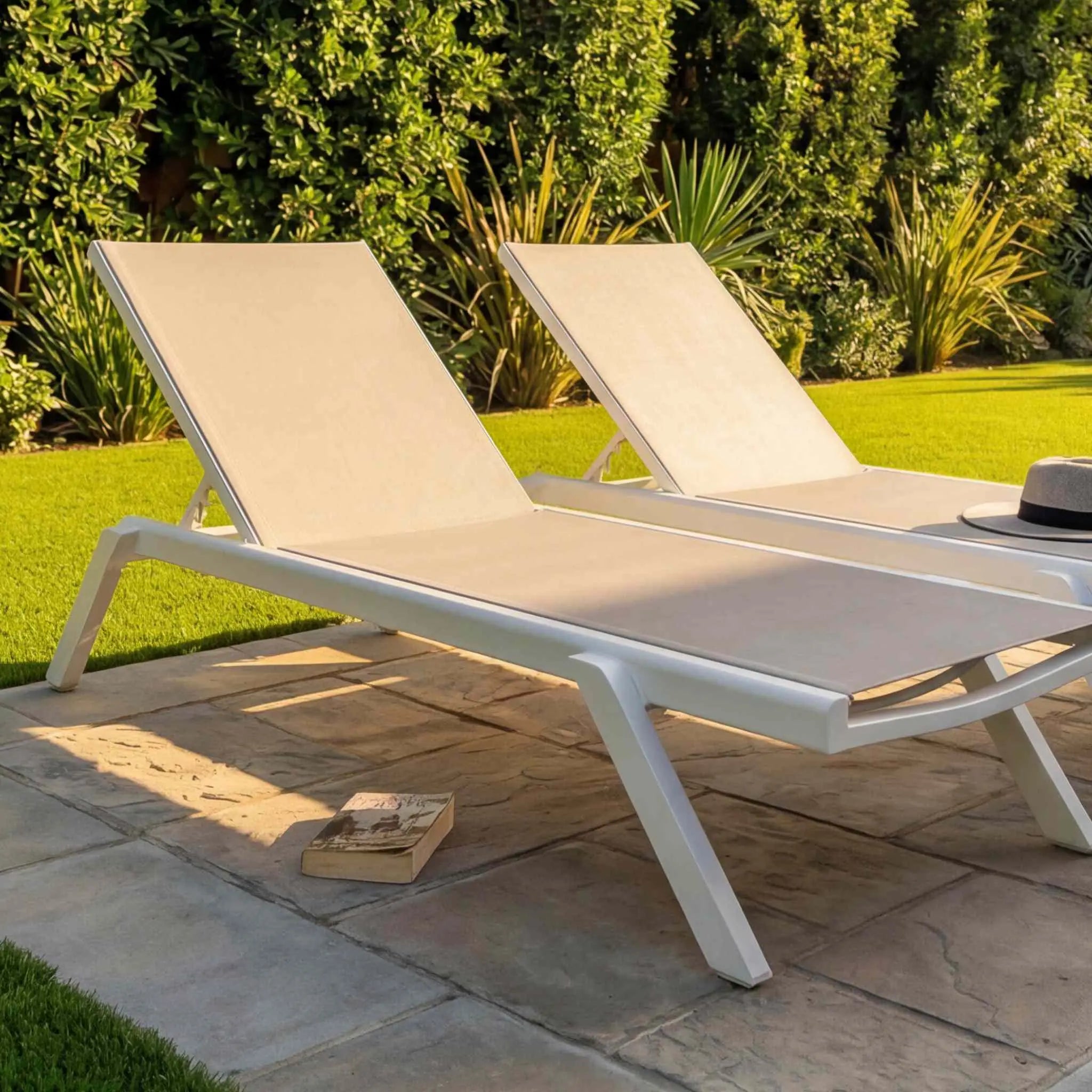 Tumbona Alameda aluminio blanco y textil gris claro | Kubu #