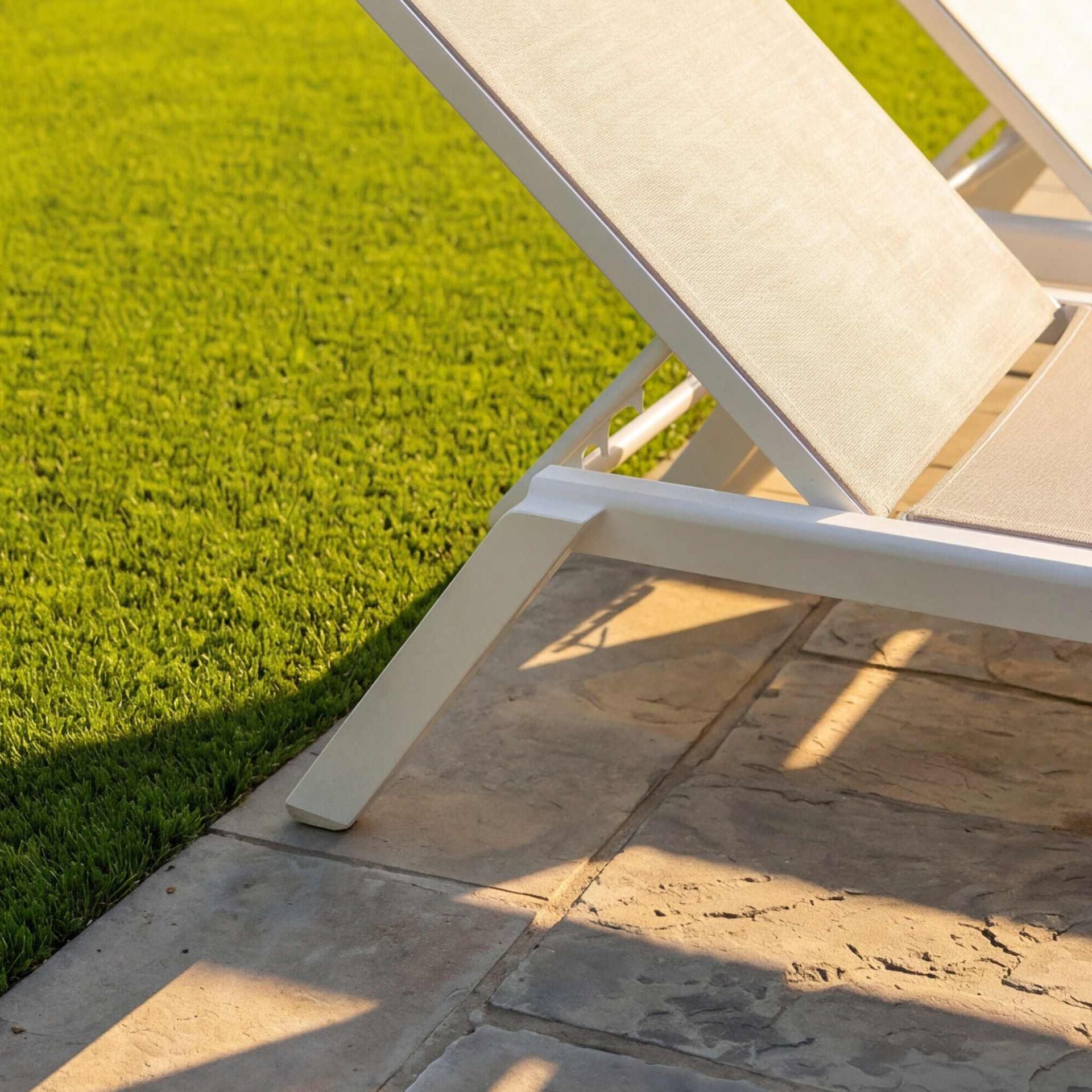 Tumbona Alameda aluminio blanco y textil gris claro | Kubu #