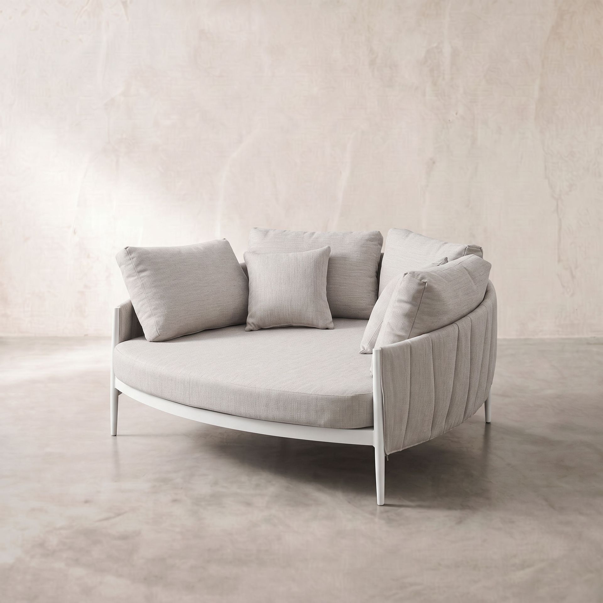 Daybed Attica aluminio blanco y textil gris claro. | Kubu #