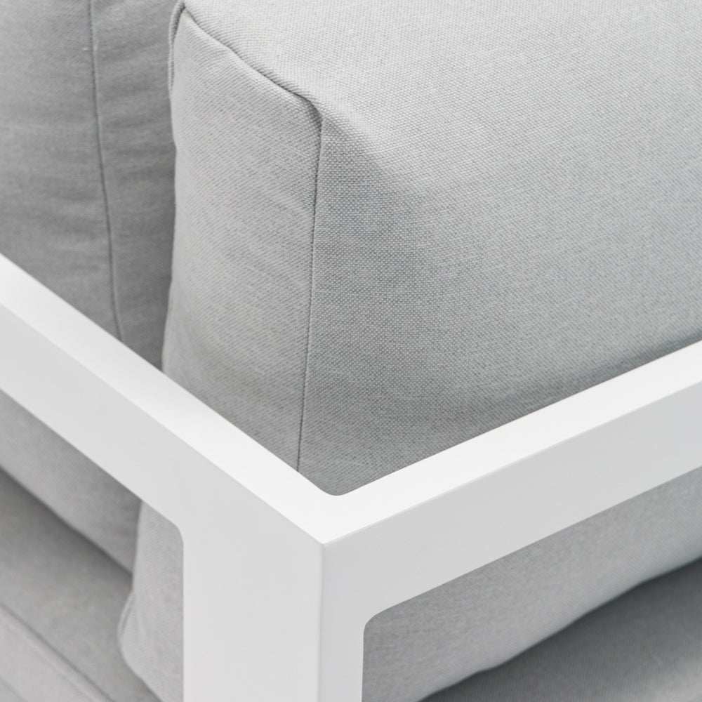 Módulo rincón Niland aluminio blanco y cojinería gris claro. | Kubu #
