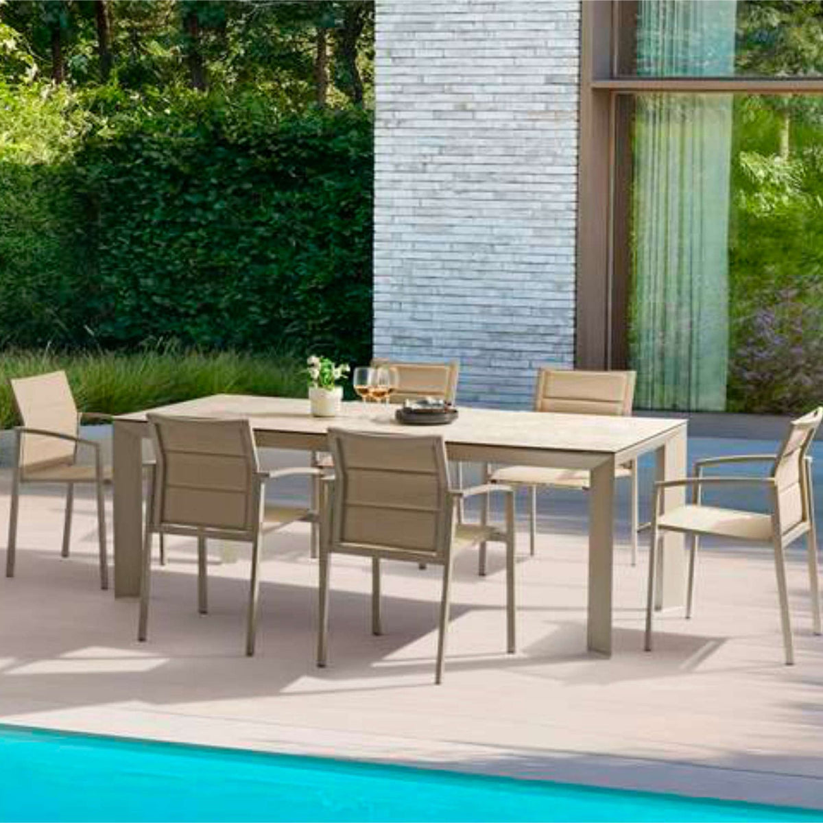 Mesa de comedor Orick 210*90 cm aluminio taupe y cristal cerámico beige. | KUBU #