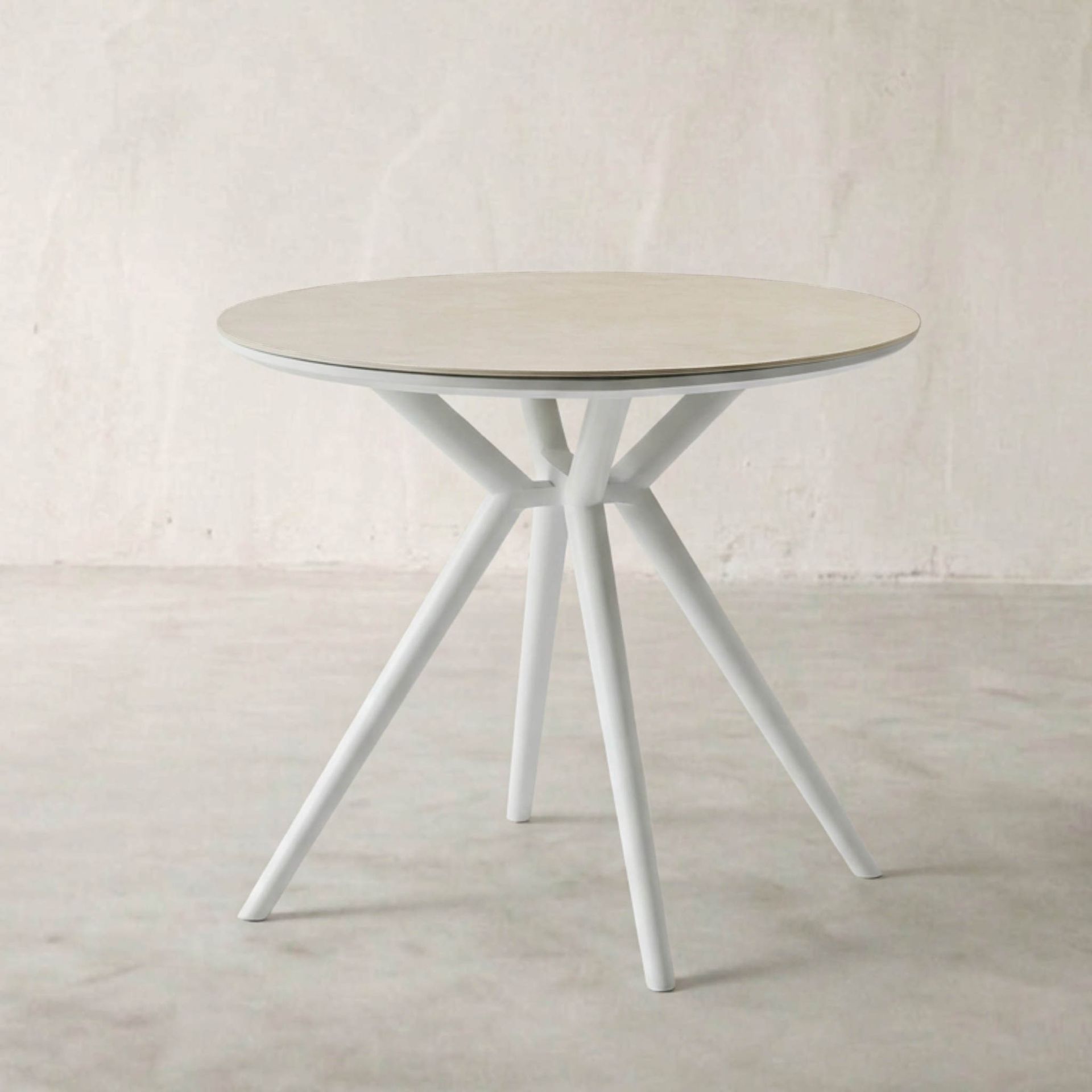 Mesa redonda Carson Ø 90 cm aluminio blanco top mesa porcelánico gris. | Kubu #