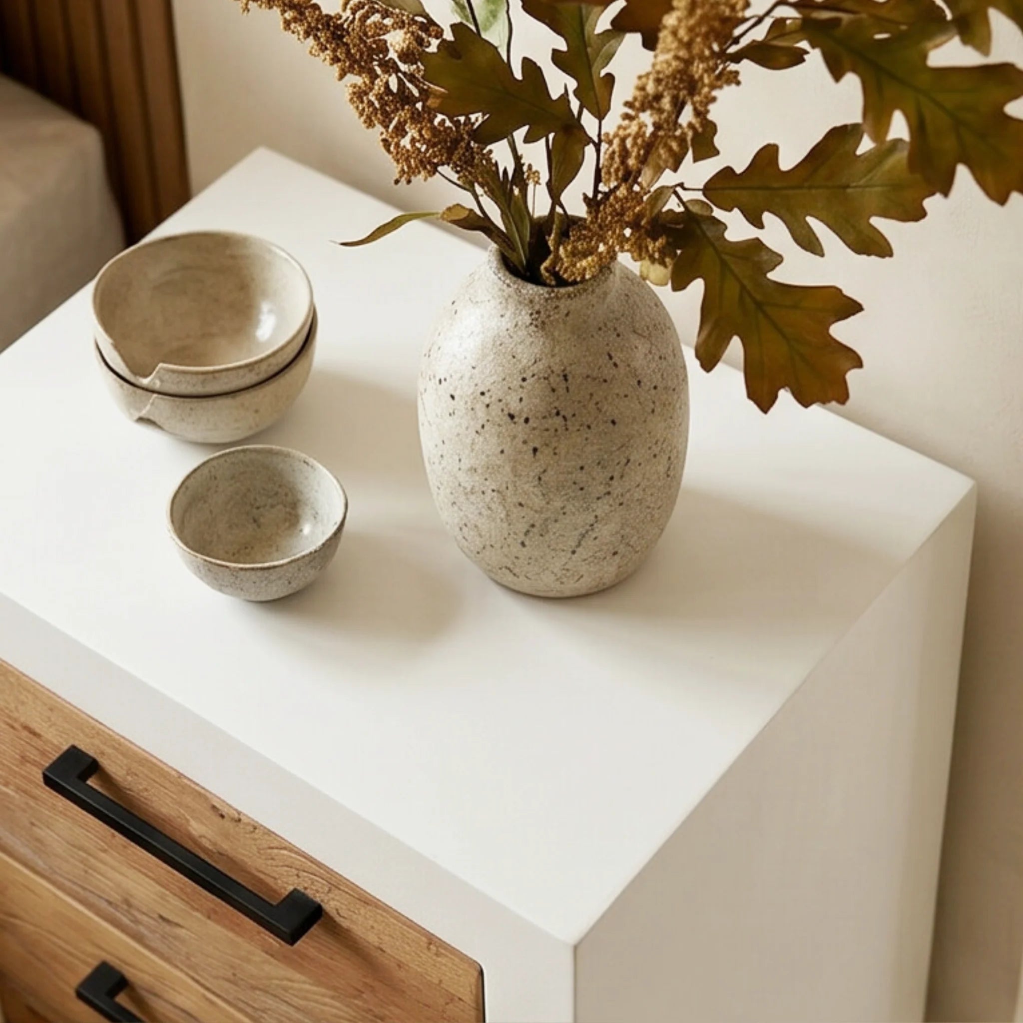 Mesita de Noche Mahón 50x35x60 cm | 3 Cajones de Acacia y Blanco Mate | KUBU #