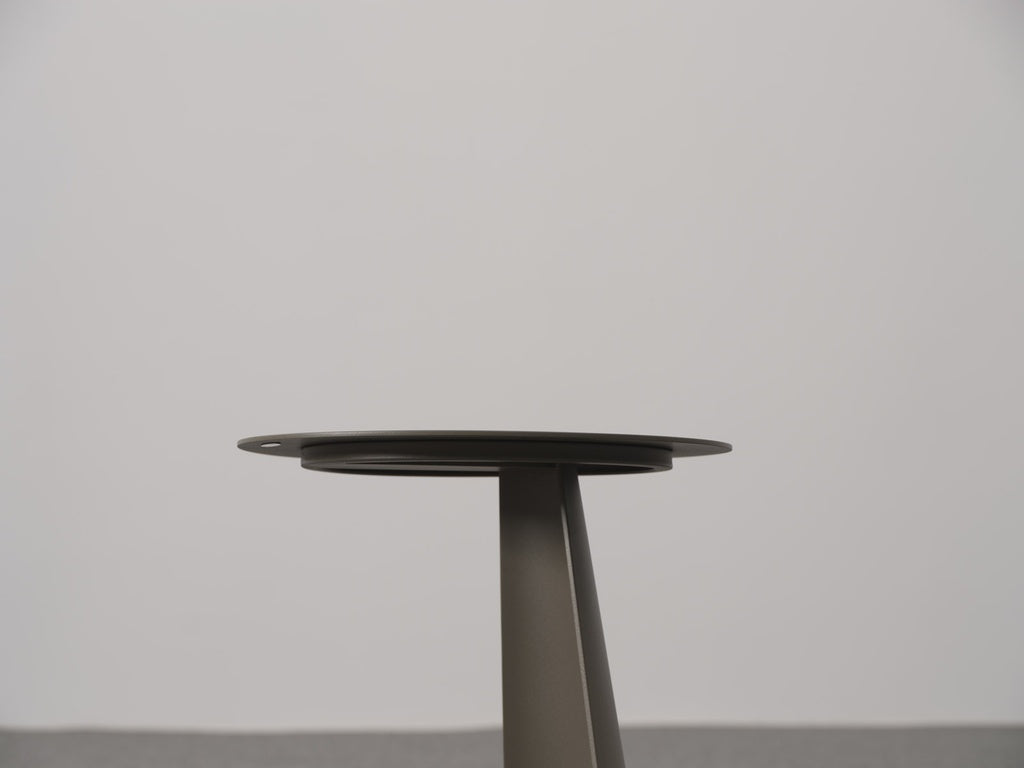 Mesita lateral redonda Corinto aluminio taupe | Kubu #