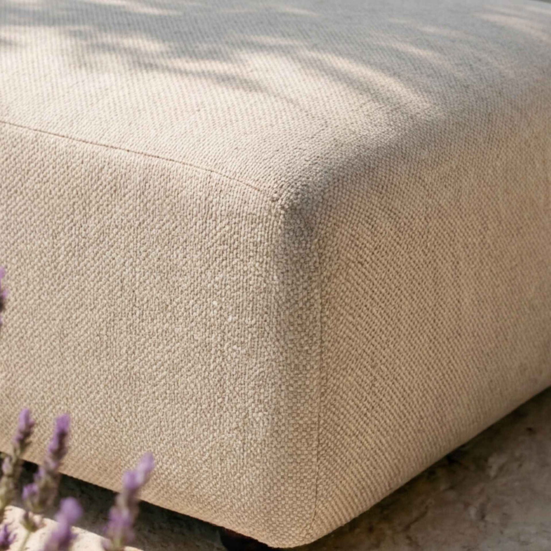 Puff Exterior Riverside: Elegancia y Durabilidad al Aire Libre | Kubu #