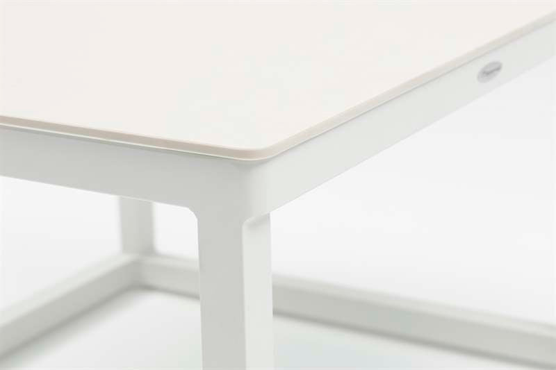 Set mesas auxiliares Silai aluminio blanco top porcelánico beige. | Kubu #