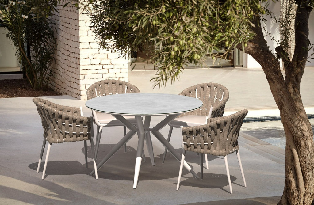 Sillón Meridian aluminio blanco cuerda greige y textil greige. | Kubu #