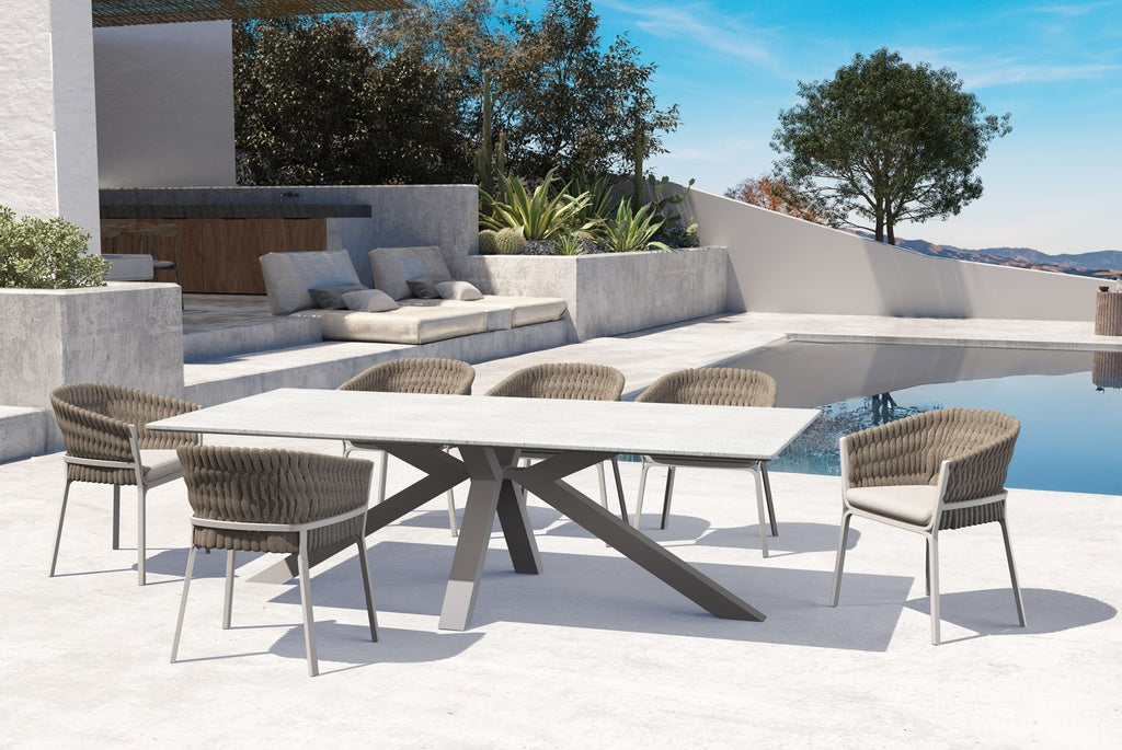 Sillón de comedor Anmore aluminio blanco y textil greige | Kubu #