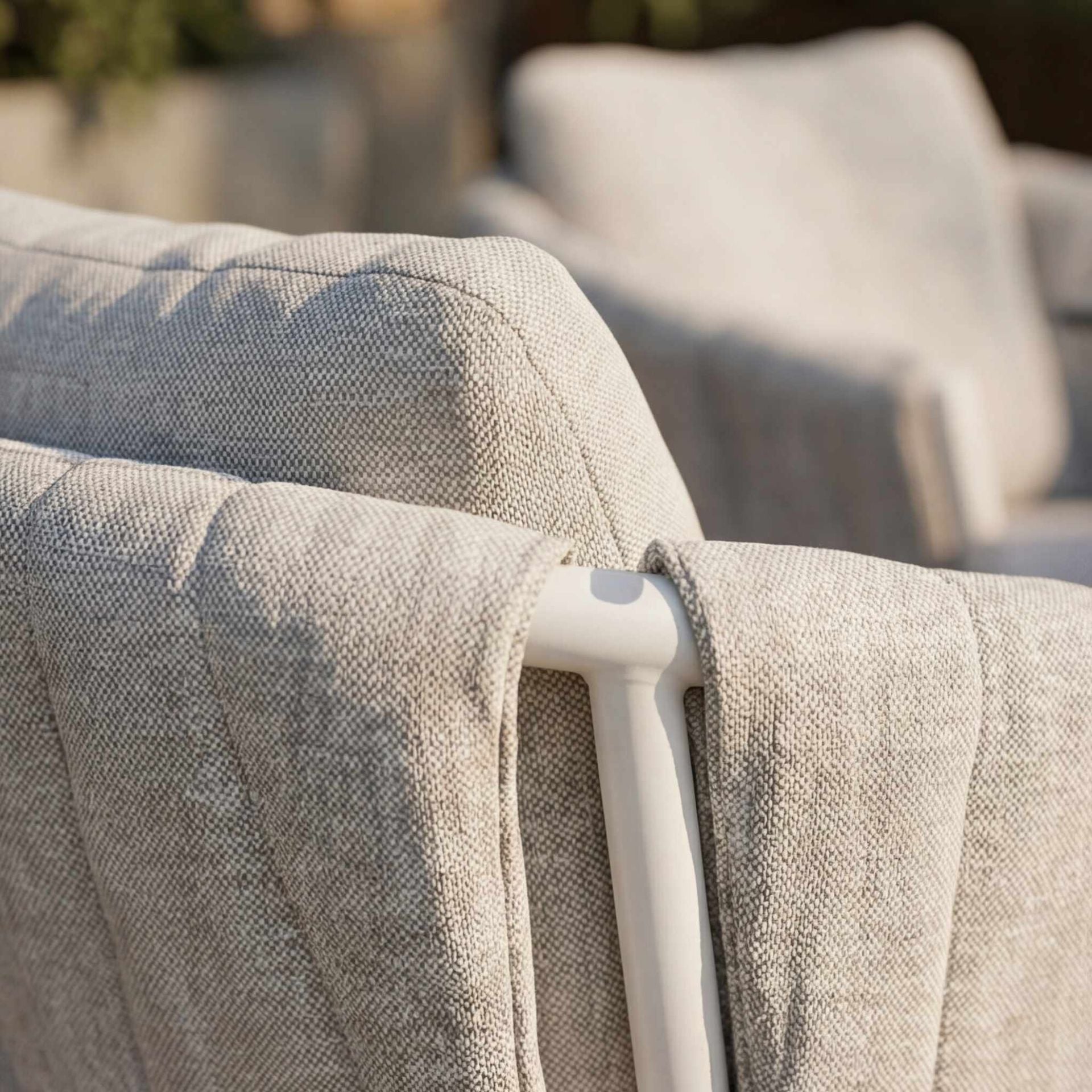 Sillón de comedor Attica aluminio blanco y textil gris claro | Kubu #