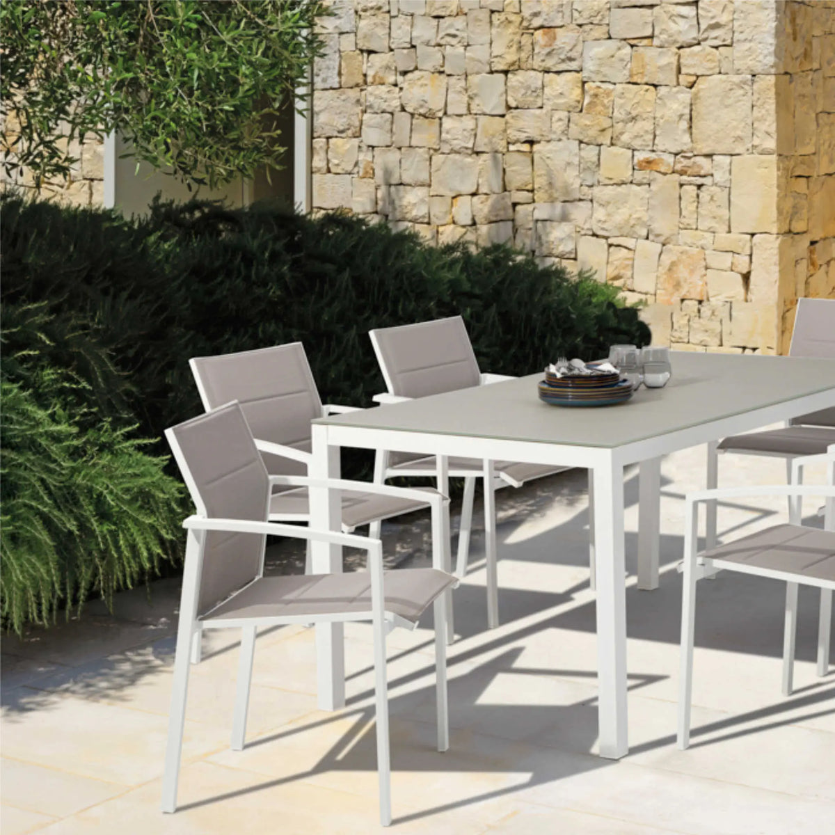 Sillón de comedor ORICK aluminio blanco y textil gris claro | KUBU #