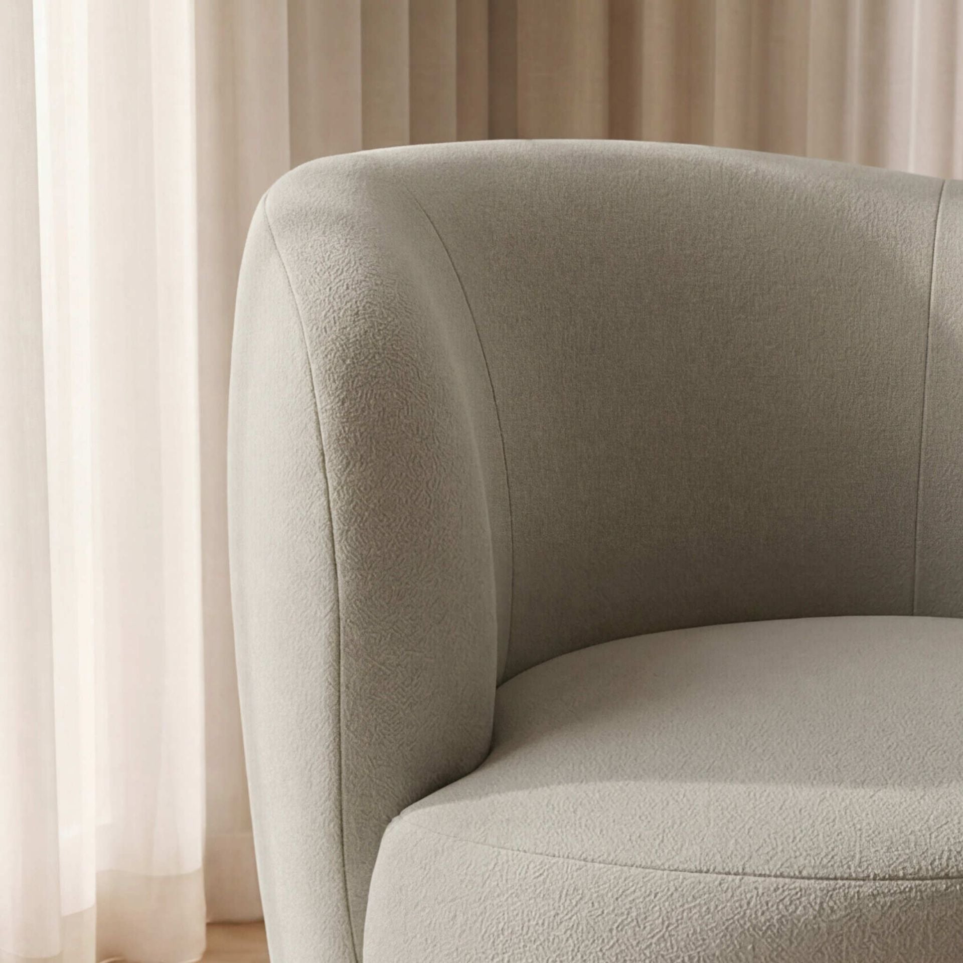 Sillón giratorio Wilson tapizado en tejido Aqua | Kubu #