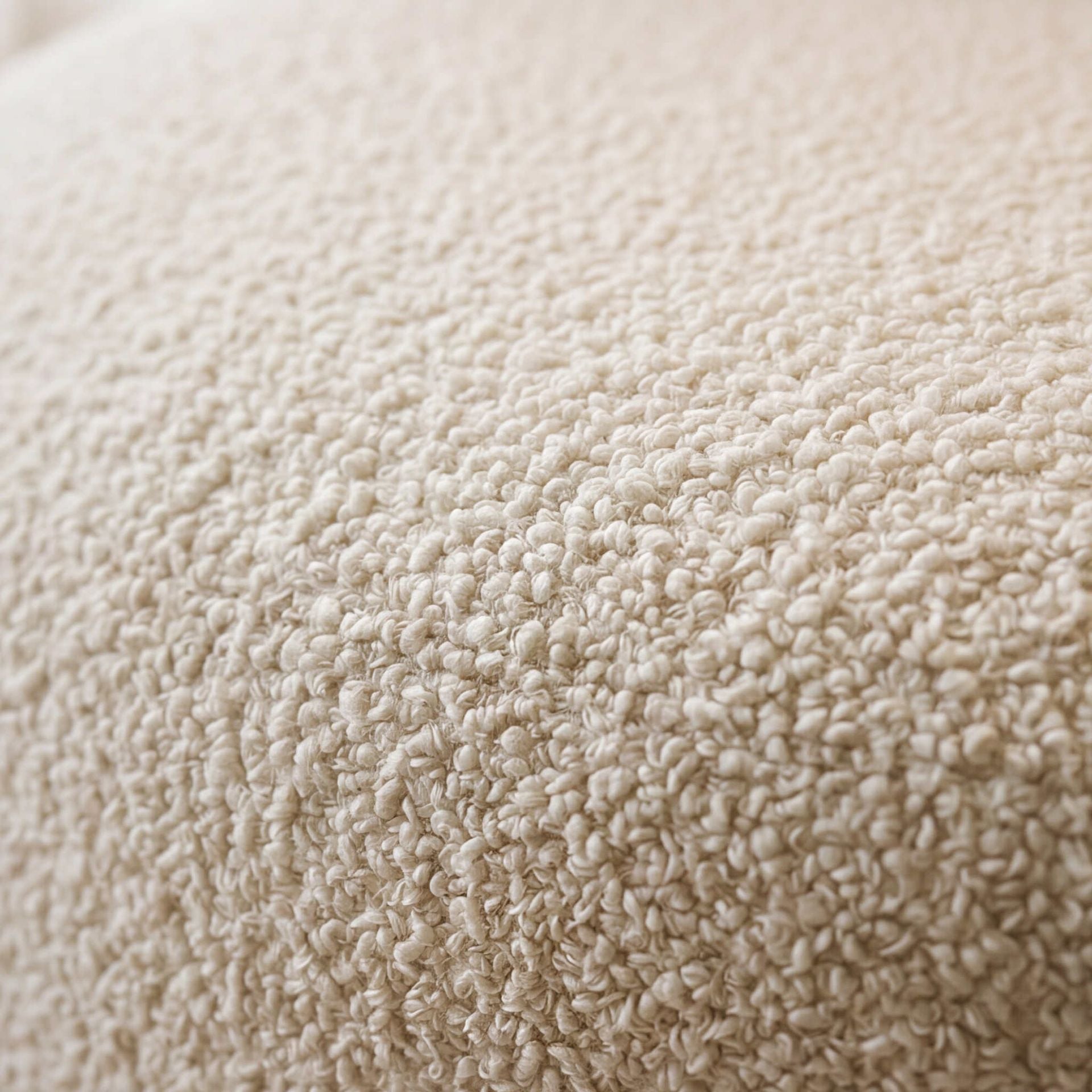 Sillón giratorio Wilson tapizado en tejido blanco | Kubu #