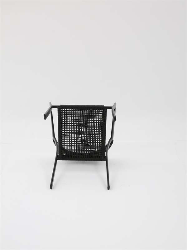 Silla con brazos Appelton aluminio negro y trenzado negro. | Kubu #
