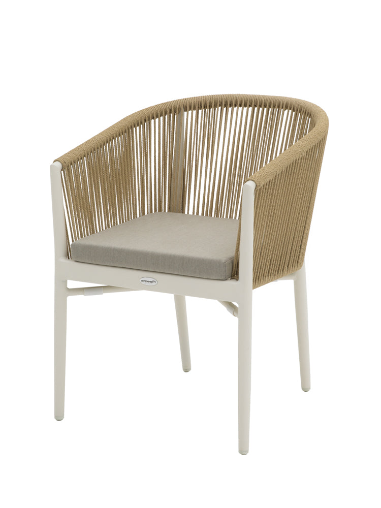 Silla con brazos Fairlee aluminio blanco bone y trenzado natural | Kubu #