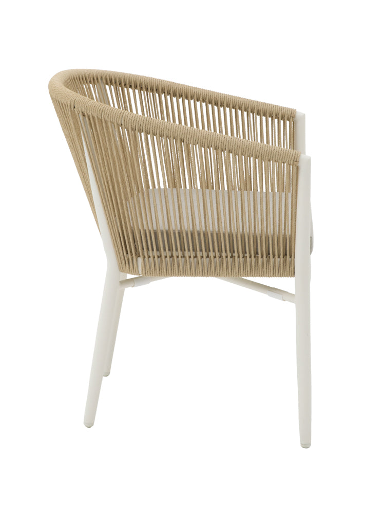Silla con brazos Fairlee aluminio blanco bone y trenzado natural | Kubu #